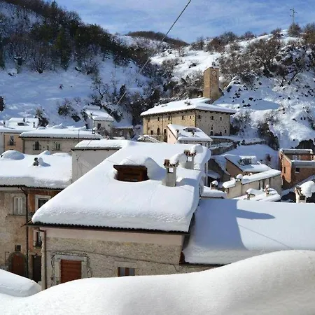 House With 2 Bedrooms In With Wonderful Mountain View 18 Km From The Slopes Casa de Férias *